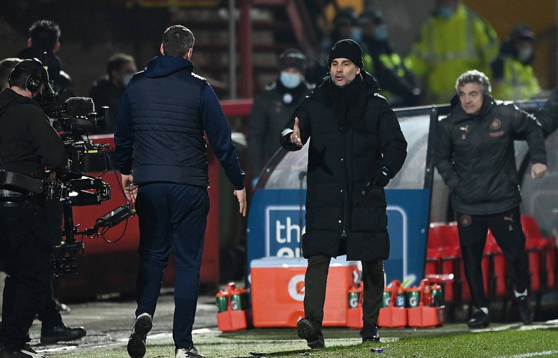 中场甚至边 中场甚至边